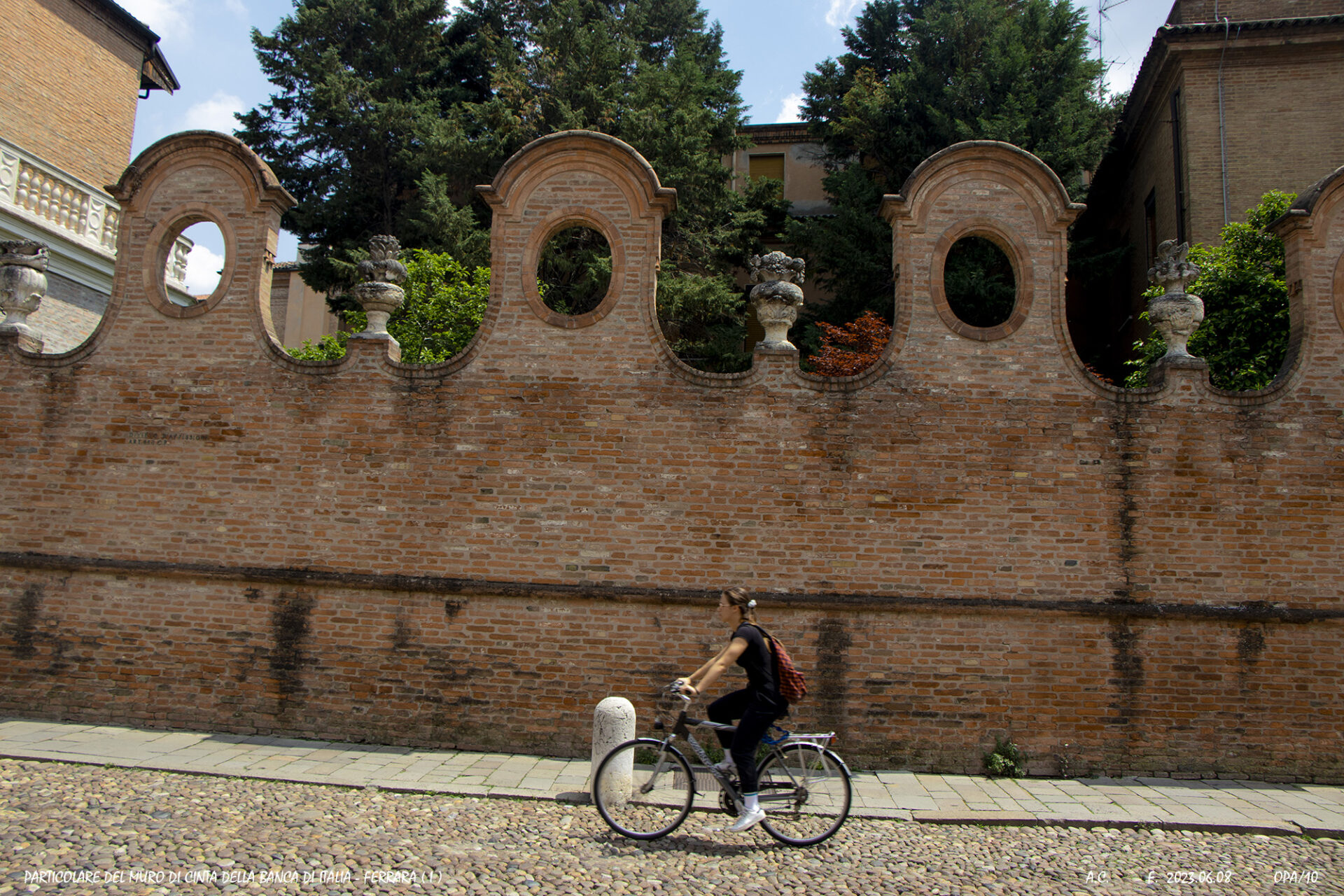 Particolare del muro di cinta della Banca di Italia-Ferrara(I)-0PAs