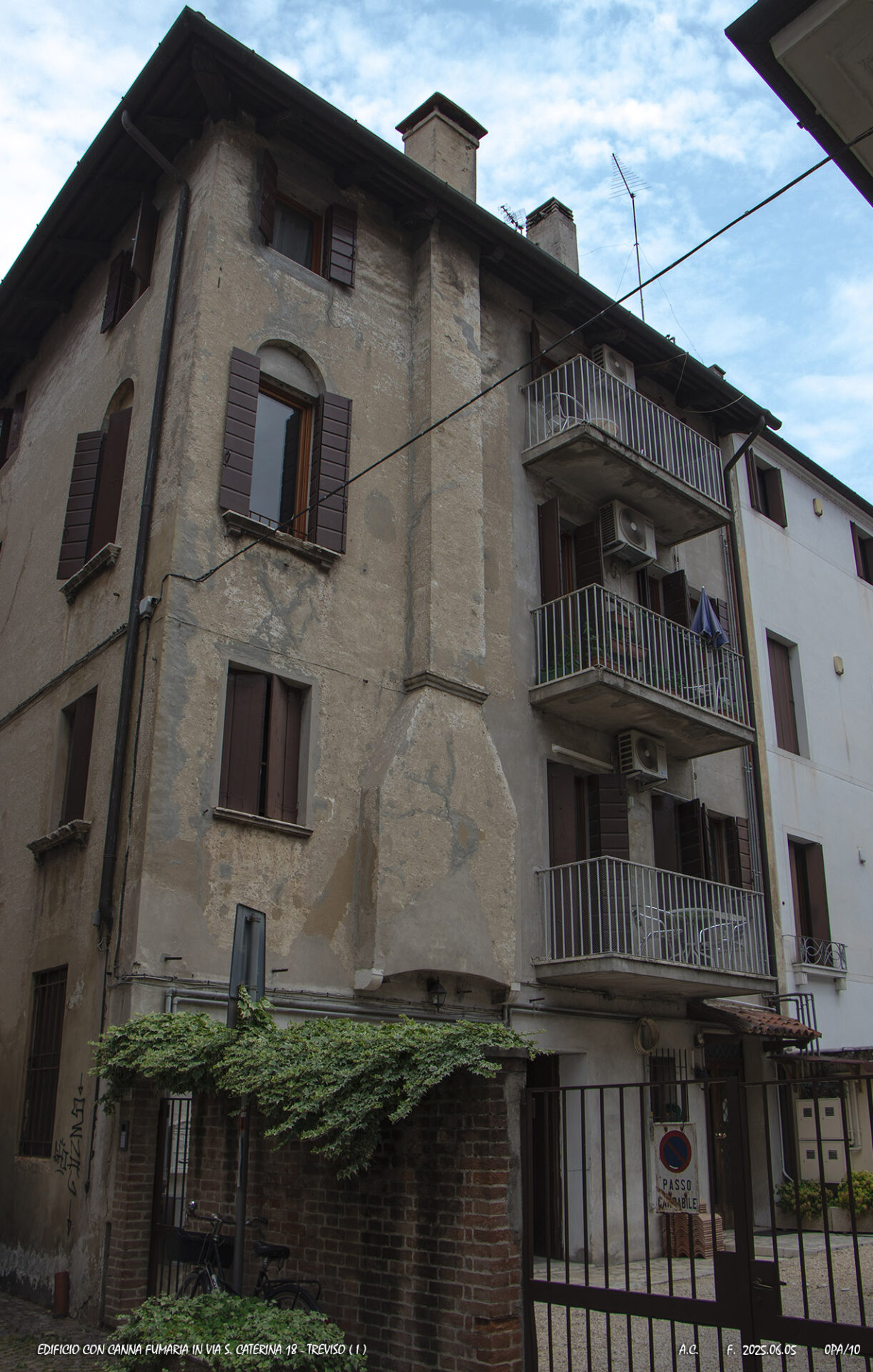 Edificio con canna fumaria in via S.Caterina 18-Trevisto(I)-0PAs